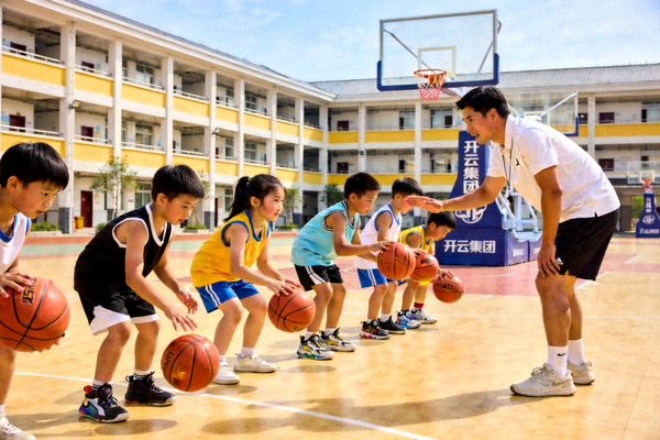 开云集团支持的校园体育课堂 - 专业教练指导小学生进行篮球基础训练